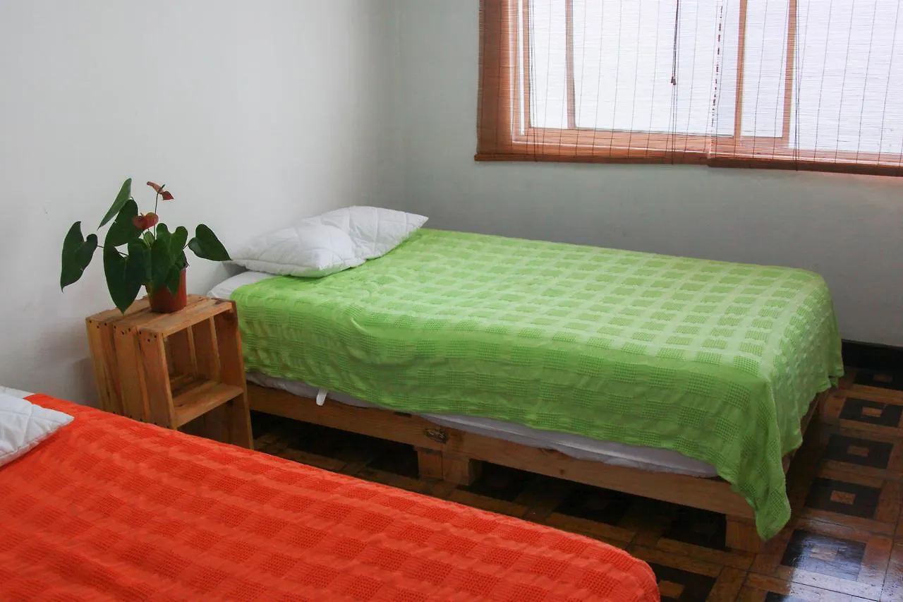 Calibrí, La Casa Libre Del Río Hotel Medellín Pensión